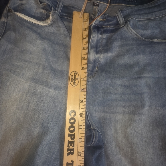 Size 20W Judy Blue Lighter Wash Jeans Relaxed Fit - Picture 3 of 9